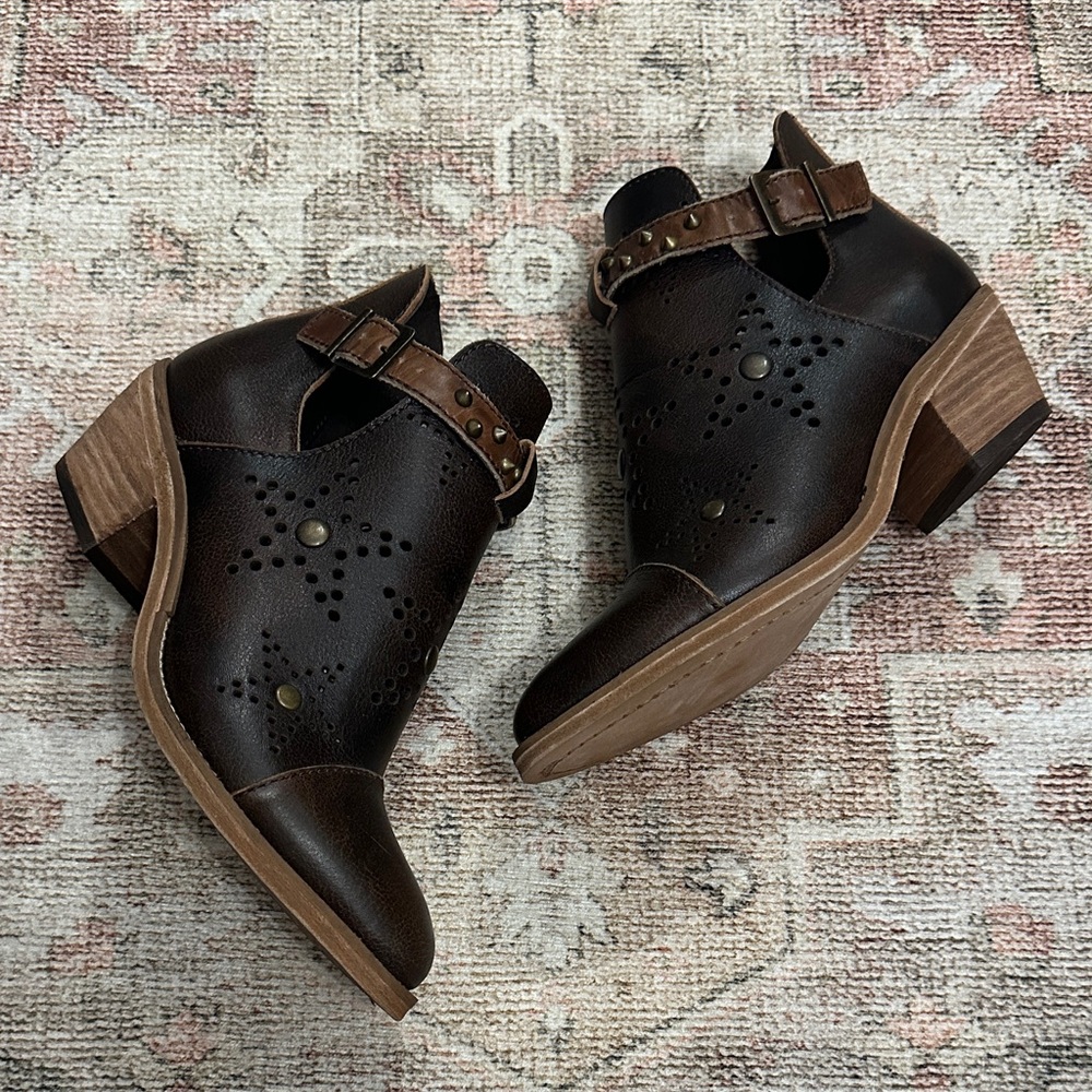 Woman’s NWOTs Corral Circle G Leather Ankle Star Studded Booties